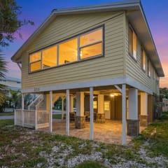 The Sunny Perch | Monthly Stay, 2 Blocks to Beach