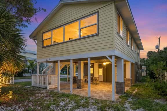 The Sunny Perch | Monthly Stay, 2 Blocks to Beach - Image 1