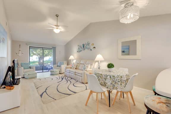Bradenton 2BR Condo w/ Pool | Minutes to Holmes Beach & AMI
