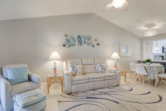 Bradenton 2BR Condo w/ Pool | Minutes to Holmes Beach & AMI
