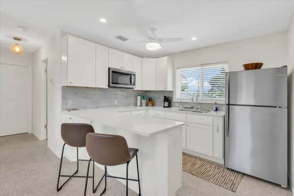 Coastal Studio Getaway|5 Min to Beach|Pool