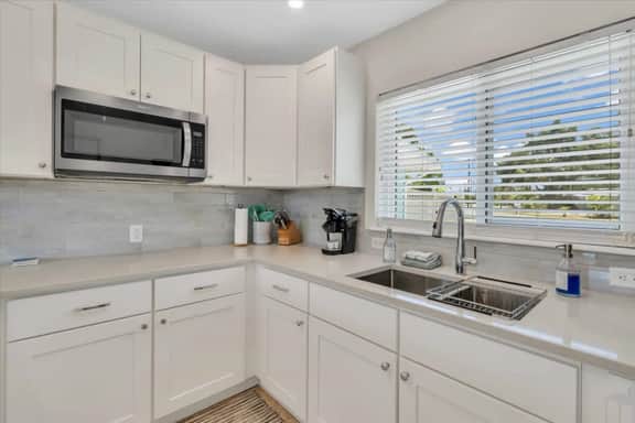 Coastal Studio Getaway|5 Min to Beach|Pool