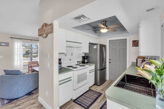 Florida Sunhouse – Lanai Living & Heated Pool