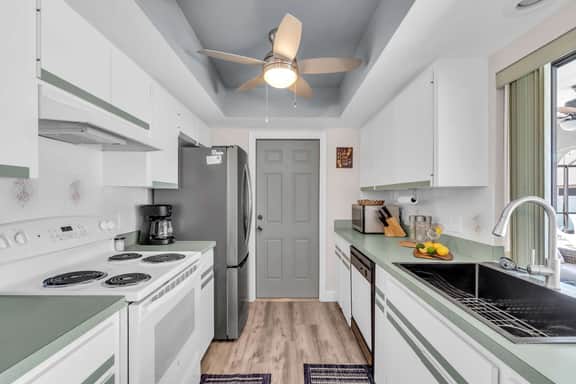 Florida Sunhouse – Lanai Living & Heated Pool