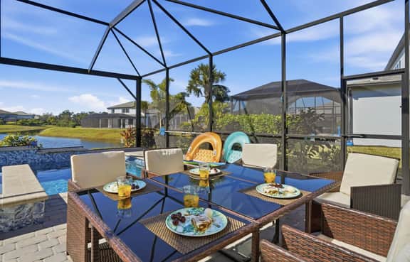 Lakewood Ranch Lakeside Retreat  Heated Pool & Spa