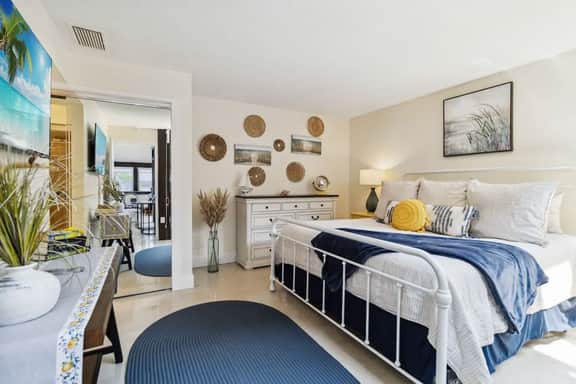 The Lido Loft  2-Story Condo, Walk to Lido Beach - Image 4
