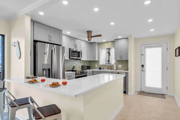 Lido Beachfront Condo | Ocean + Downtown Views