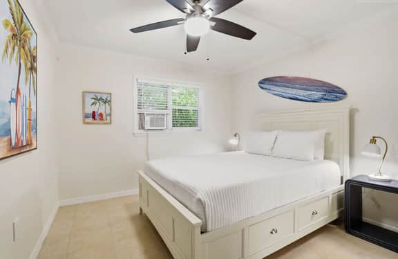NEW LISTING Relax at Redwood, Close to Siesta Key Beach, Pool