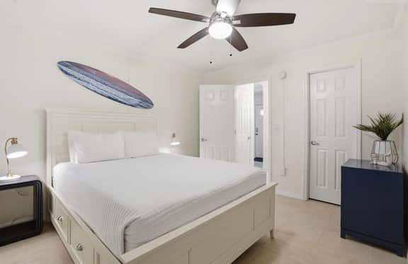 NEW LISTING Relax at Redwood, Close to Siesta Key Beach, Pool