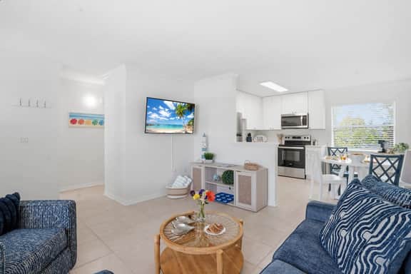 NEW LISTING Relax at Redwood II, Close to Siesta Key Beach, Pool
