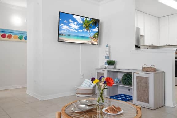NEW LISTING Relax at Redwood II, Close to Siesta Key Beach, Pool