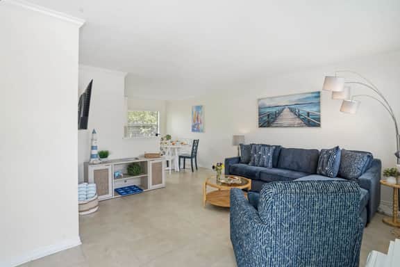 NEW LISTING Relax at Redwood II, Close to Siesta Key Beach, Pool