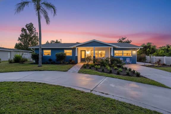 Bikes, Pickleball + Fire Pit | Near Siesta Key & Downtown