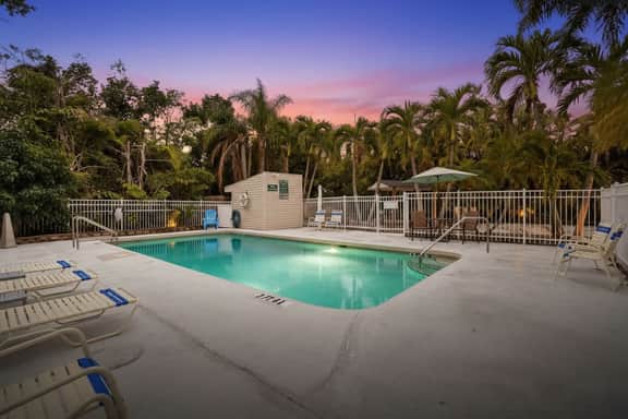 NEW LISTING Relax at Redwood II, Close to Siesta Key Beach, Pool