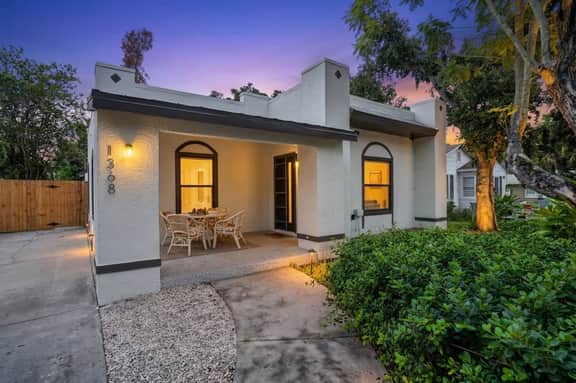 Modern Hacienda: Your Sarasota Home Away From Home - 3-Bedroom | Dog-Friendly | Fenced Backyard | Beach Gear Included | 10 Min to Downtown