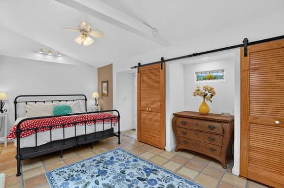 Sapphire Shores Studio | King Bed - Image 3