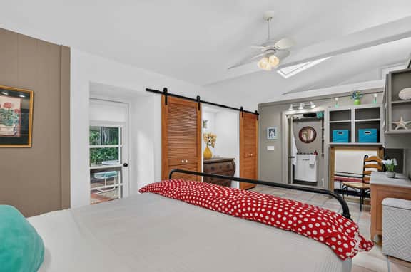 Sapphire Shores Studio | King Bed - Image 4