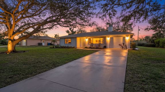 Baycrest Bungalow | Walk to Beaches & Shops on Venice Island