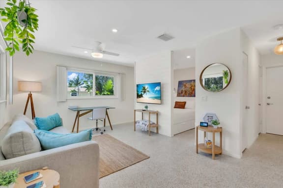 Coastal Studio Getaway|5 Min to Beach|Pool