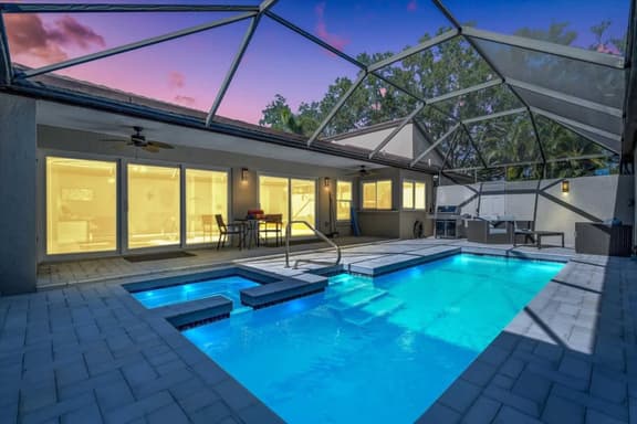 Glen Oaks Villa Getaway w/ Htd Pool