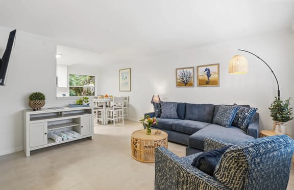 NEW LISTING Relax at Redwood, Close to Siesta Key Beach, Pool