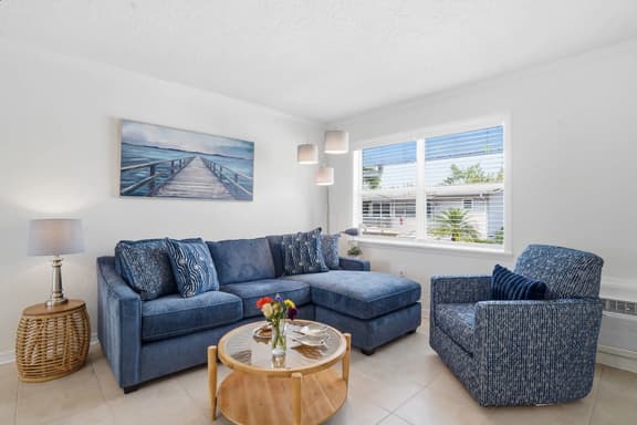 NEW LISTING Relax at Redwood II, Close to Siesta Key Beach, Pool
